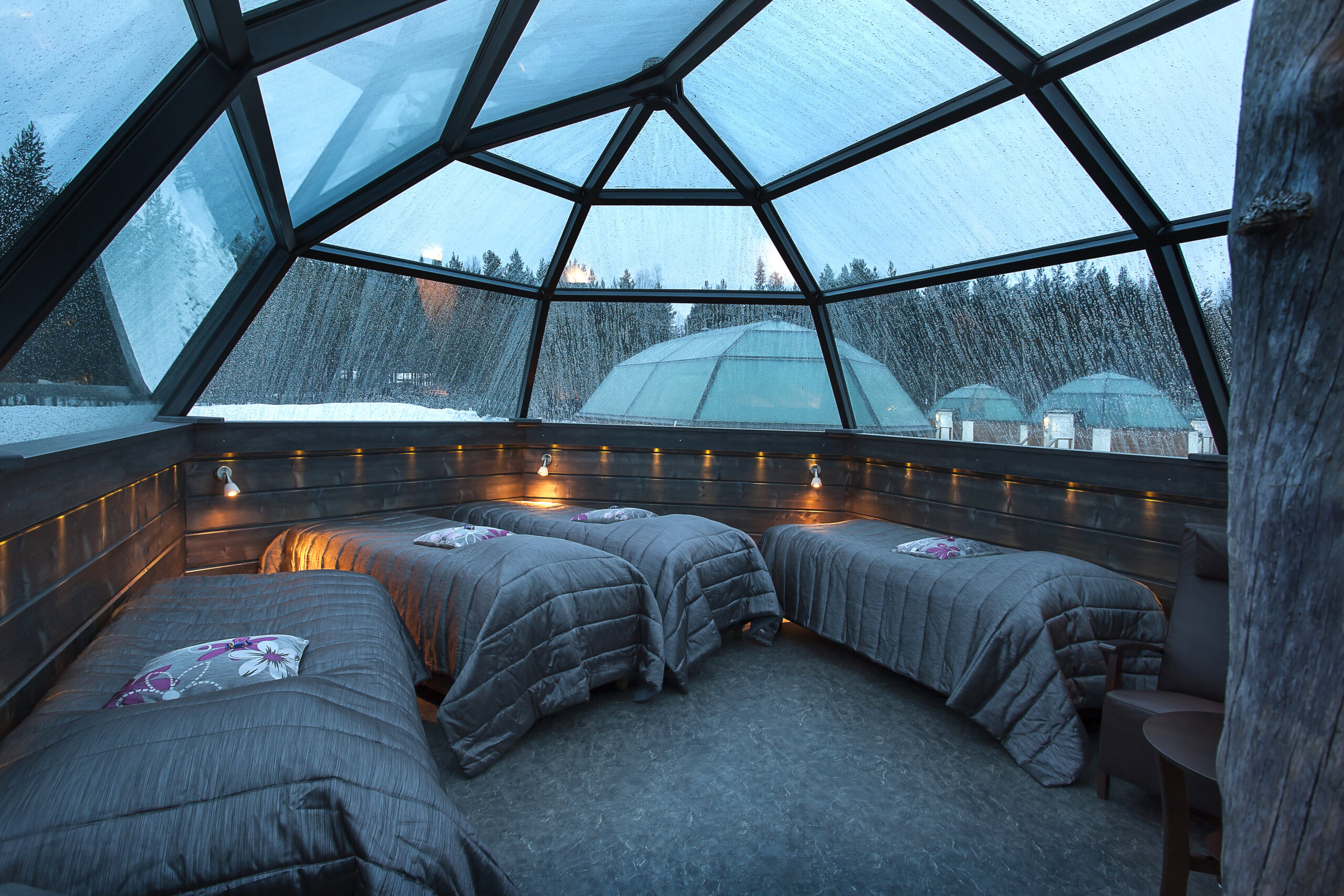 Family glass igloo can fit 5 beds