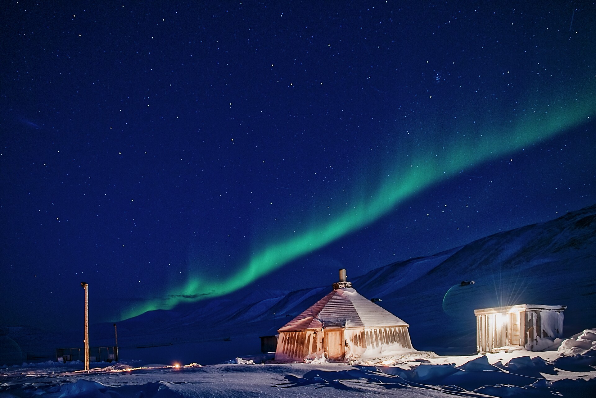Nordlys_over_Camp_Barentz_HGS_14687_1920_Foto_Agurtxane_Concellon